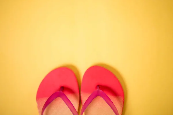 Praia flip flop no fundo amarelo — Fotografia de Stock