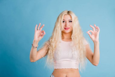 Stüdyo duvarına karşı izole iyi görünümlü güzel kadın Stüdyo çekim