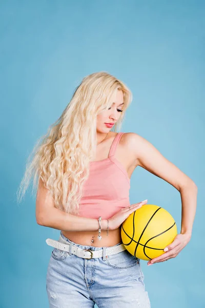 一个篮子球的年轻女子. — 图库照片