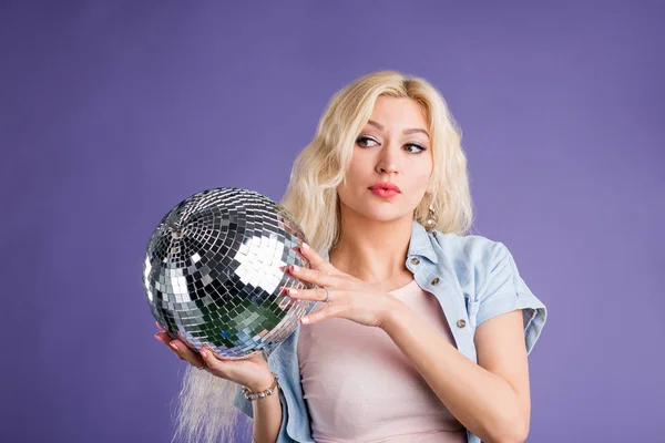 Портрет привлекательной молодой женщины с диско-шаром — стоковое фото