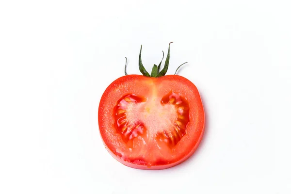 Rebanada de tomate rojo maduro sobre fondo blanco aislado . —  Fotos de Stock