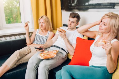 Arkadaşlar pizza yeme ve konuşan, evde birlikte vakit geçirmek