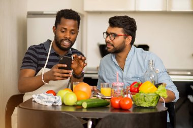 Mutfakta iki adam var.