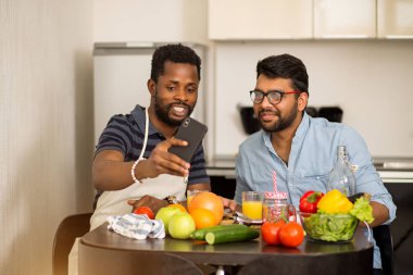 Mutfakta iki adam var.