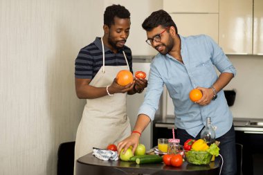Mutfakta duran yakışıklı erkekler