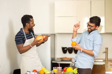 Mutfakta duran yakışıklı erkekler