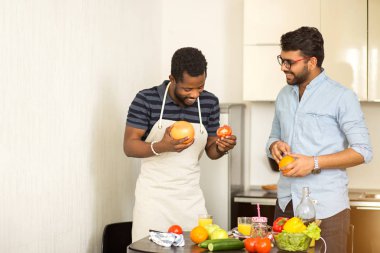 Mutfakta duran yakışıklı erkekler