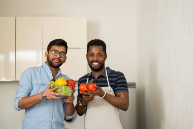 Mutfakta duran yakışıklı erkekler