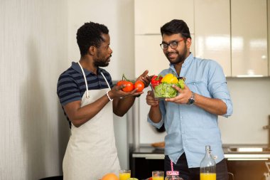 Mutfakta duran yakışıklı erkekler