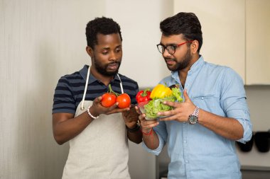 Mutfakta duran yakışıklı erkekler