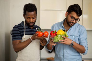 Mutfakta duran yakışıklı erkekler