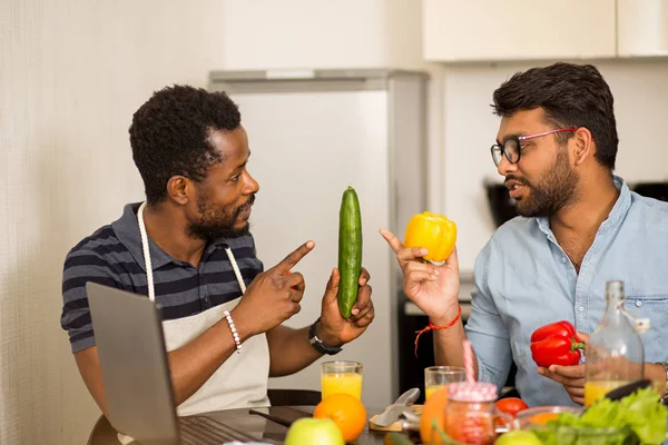 Dos hombres usando el portátil en la cocina — Foto de Stock