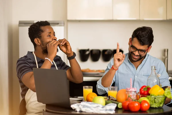 Dos hombres usando portátil en la cocina — Foto de Stock