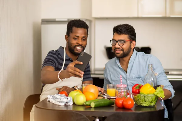 Mutfakta iki adam var.