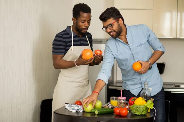 Mutfakta duran yakışıklı erkekler