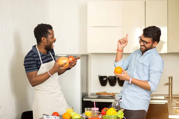 Homens bonitos de pé na cozinha — Fotografia de Stock