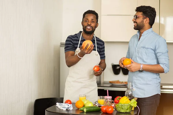 Mutfakta duran yakışıklı erkekler