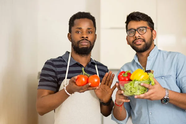 Mutfakta duran yakışıklı erkekler