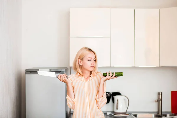 Mulher jovem cozinhar na cozinha — Fotografia de Stock