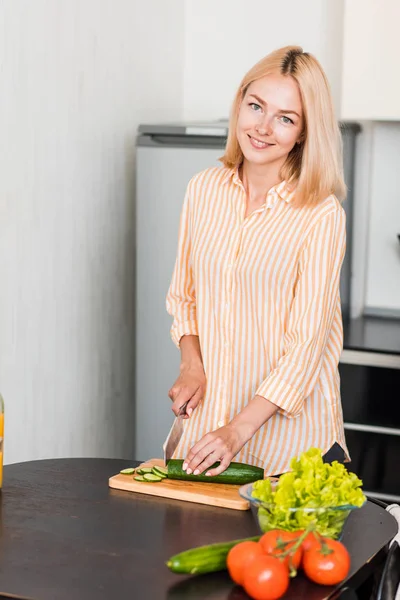 Mulher jovem cozinhar na cozinha — Fotografia de Stock