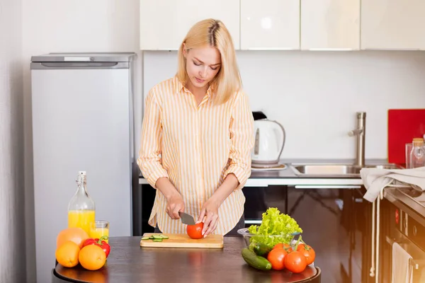 Jeune femme cuisine dans la cuisine — Photo