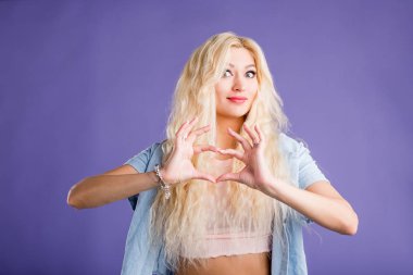 Stüdyo duvarına karşı izole iyi görünümlü güzel kadın Stüdyo çekim