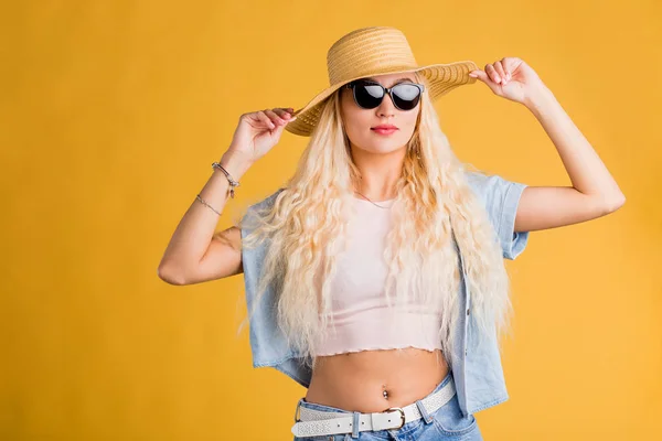 Photo rapprochée de belle femme aux lunettes de soleil isolées sur fond jaune — Photo