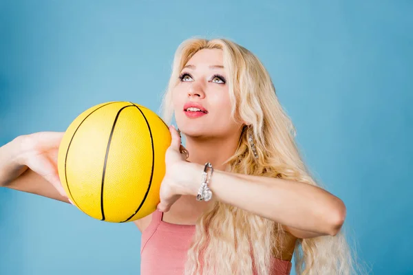 Jonge vrouw met een mand bal. — Stockfoto