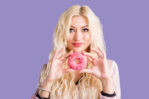 Фото женщины держит сладкий вкусный пончик — стоковое фото