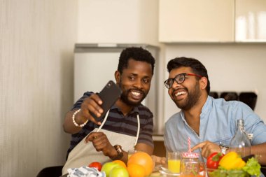 Mutfakta iki adam var.