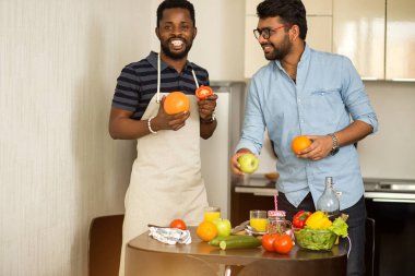 Mutfakta duran yakışıklı erkekler