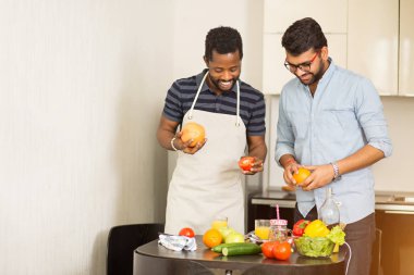 Mutfakta duran yakışıklı erkekler