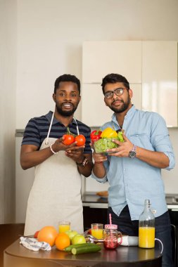 Mutfakta duran yakışıklı erkekler