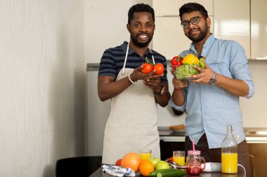 Mutfakta duran yakışıklı erkekler