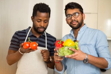 Mutfakta duran yakışıklı erkekler