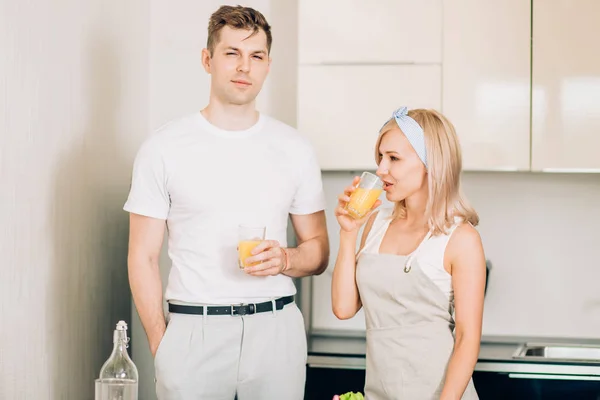 Casal fazendo suco orgânico fresco na cozinha juntos — Fotografia de Stock