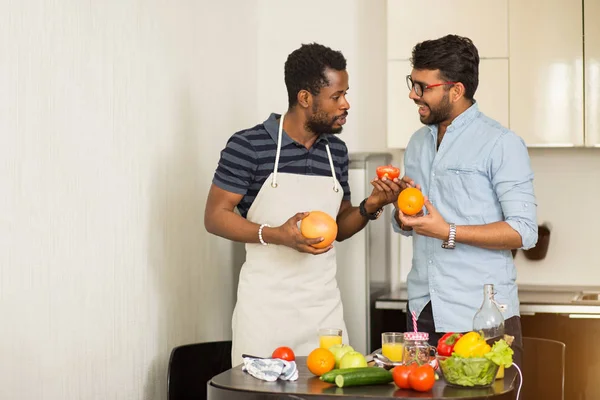 Homens bonitos de pé na cozinha — Fotografia de Stock