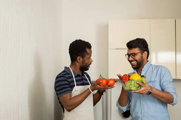 Homens bonitos de pé na cozinha — Fotografia de Stock