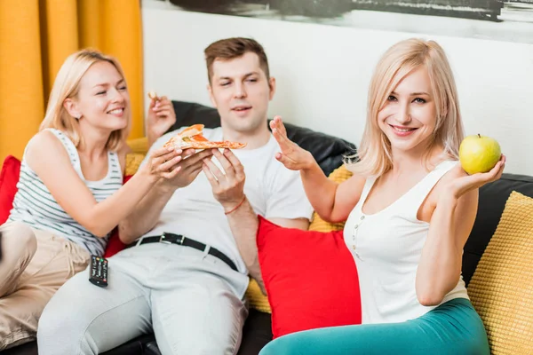 Amigos comiendo pizza y hablando, pasando tiempo juntos en casa — Foto de Stock