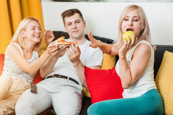 Amigos comiendo pizza y hablando, pasando tiempo juntos en casa — Foto de Stock
