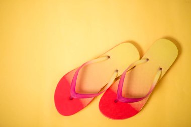 sarı arka planda plaj Flip flop