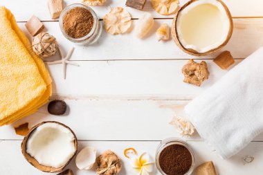 Beyaz arka planda Hindistan cevizi, Spa ürünleri, kahve fırçalama, havlu ve deniz kabukları