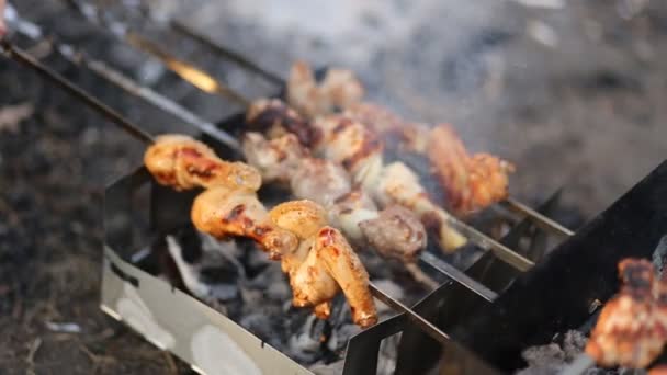 Gli Uomini Cucinano Delizioso Barbecue Roseo Fritto Cosce Pollo Ali — Video Stock