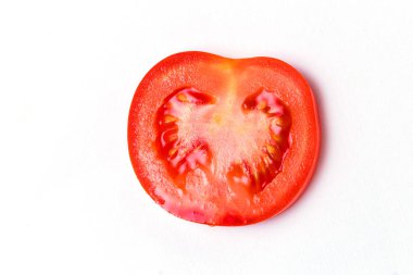 Beyaz ayrı tut moduyla arka planda olgun kırmızı domates dilim.