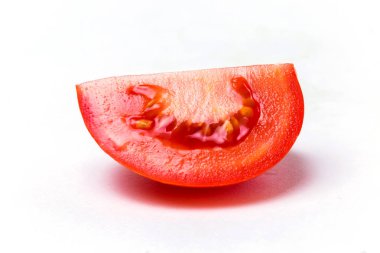 Beyaz izole zemin üzerine kırmızı dilimlenmiş taze domates Close-Up