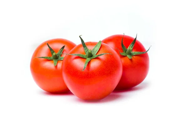 Drei reife rote Tomaten auf weißem isoliertem Hintergrund, Nahaufnahme — Stockfoto