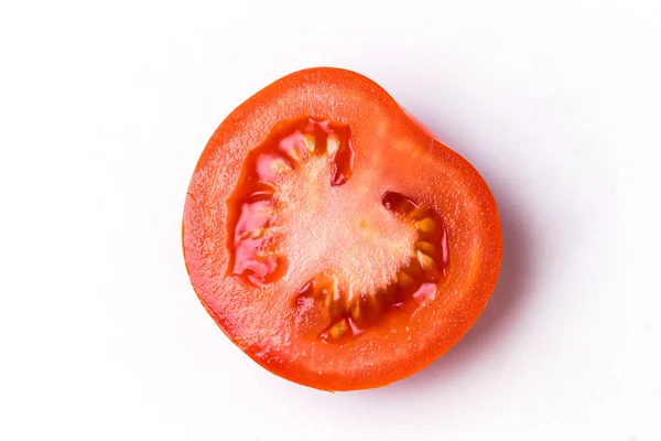 Zbliżenie: czerwone pokrojone świeżych pomidorów na na białym tle — Zdjęcie stockowe