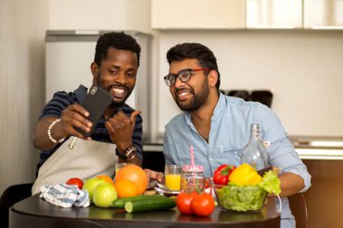 Mutfakta iki adam var.