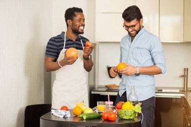 Mutfakta duran yakışıklı erkekler