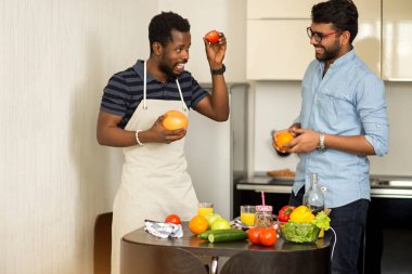 Mutfakta duran yakışıklı erkekler